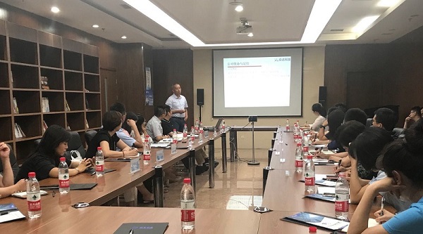 爱游戏aiyouxi（中国）科技李总受邀参加企业家座谈会